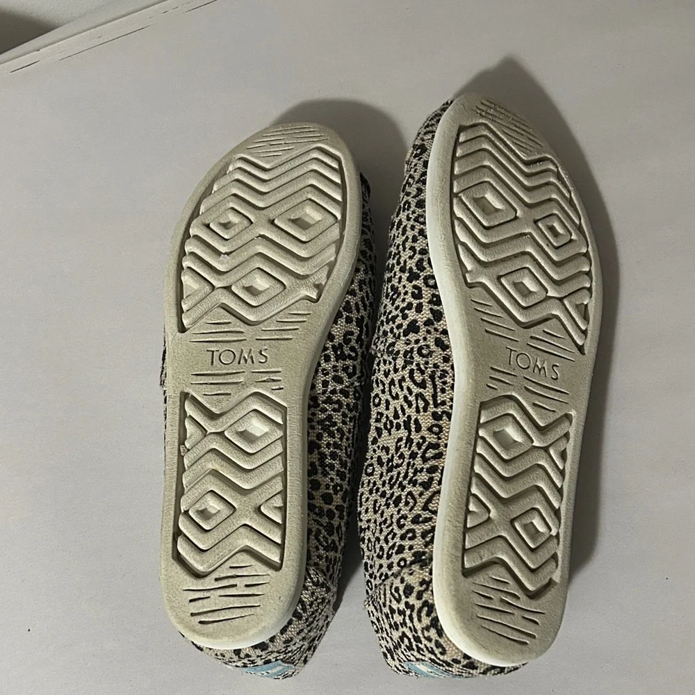 TOMS Animal Print Canvas Slip-Ons ladies size 8‎